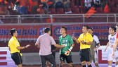 Sai lầm của thủ môn Văn Hưng góp phần giúp CLB TPHCM ngược dòng thành công. Ảnh: NGUYỄN NHÂN