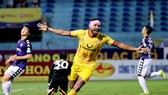 Nam Định bất ngờ vượt lên dẫn 3-0 với cú đúp của Diogo. Ảnh: MINH HOÀNG