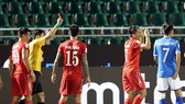 Ngọc Đức lãnh thẻ đỏ trong trận TPHCM - Than Quảng Ninh. Ảnh: DŨNG PHƯƠNG
