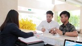 Hai thành viên của đội bóng xứ Nghệ làm thủ tục nhận phòng. Ảnh: MINH HOÀNG