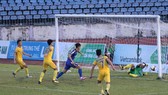 Tình huống ghi bàn nâng tỷ số 2-0 của Sỹ Giáp. Ảnh: KIM BẢO