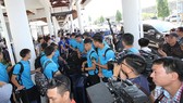 Đội tuyển rời sân bay để về khách sạn. Ảnh: HƯƠNG THỦY
