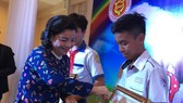 Bà Nguyễn Thị Như Thủy, Chủ tịch Hội đồng hương Sóc Trăng tại TPHCM tuyên dương thiếu nhi học tập tốt.