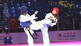 Võ sĩ Hồ Thị Kim Ngân (phải) ngậm ngùi dừng bước ở tứ kết hạng cân 49kg nữ.