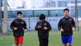 Đình Trọng tập cùng bác sĩ vào chiều 19-3. Ảnh: MINH HOÀNG