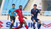 U.23 Indonesia (trái) đối diện với nhiều áp lực ở vòng loại châu Á.