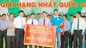 Đội Cần Thơ tại lễ xuất quân sáng 26-3. Ảnh: DƯƠNG THU