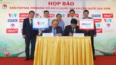 Lãnh đạo VOV và nhà tài trợ HDBank ký hợp đồng tại buổi họp. Ảnh: DŨNG PHƯƠNG