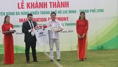 Chủ tịch HFF Trần Anh Tú nhận quà lưu niệm từ đại diện CLB Lyon (Pháp). Ảnh: Anh Trần