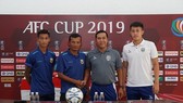 HLV trưởng cùng đại diện 2 đội tại buo63ii họp báo chiều 15-4. Ảnh: HOÀNG HÙNG