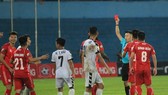 Sân Lạch Tray, điểm nóng ở vòng 5 V-League khi trọng tài rút 2 thẻ đỏ và 3 thẻ vàng cho hai đội. Ảnh: MINH HOÀNG