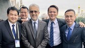PCT VFF Trần Quốc Tuấn cùng Chủ tịch AFC Salman Bin Ibrahim Al-Khalifa và các lãnh đạo LĐBĐ một số quốc gia châu Á. Ảnh: Đoàn Nhật