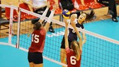 Rất nỗ lực, nhưng Việt Hương (8) và Thông tin LVPB không thể đánh bại được CLB BIP ở lượt đấu cuối để giành vé đi tiếp. Ảnh: DŨNG PHƯƠNG