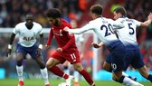 Các cầu thủ Tottenham nỗ lực đeo bám Salah.