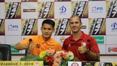 Huỳnh Kesley và Đình Tùng tại buổi họp trước trận đấu. Ảnh: Hữu Thành