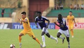 Dù rất cố gắng nhưng SLNA vẫn không thể ngăn cản CLB Hà Nội giành 3 điểm để sớm vô địch. Ảnh: Minh Hoàng