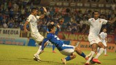 Mạc Hồng Quân nỗ lực tranh bóng cùng hậu vệ Quảng Nam. Ảnh: MINH HOÀNG