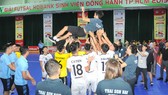 Thầy trò CLB Thái Sơn Nam vui mừng sau trận đấu. Ảnh: Anh Trần