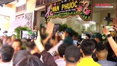 Tang lễ nghệ sĩ Anh Vũ: Chen lấn, xô đẩy để livestream gây chú ý