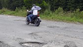 Nhiều nơi trên tuyến đường Hồ Chí Minh đoạn Năm Căn - Đất Mũi xuất hiện “ổ voi", "ổ gà"