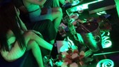 Cán bộ bị kiểm điểm vì clip nhậu và karaoke có tiếp viên nữ rót bia