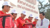 Ông Thân Đức Hưởng trao cờ và quà cho ngư dân