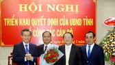 Lãnh đạo tỉnh Bạc Liêu trao quyết định, tặng hoa chúc mừng PGS-TS Từ Diệp Công Thành (cầm hoa). Ảnh: HỮU THỌ