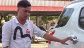 Tài xế Nguyễn Trung Hiếu bên chiếc xe gây tai nạn