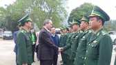 Đồng chí Nguyễn Thiện Nhân thăm hỏi cán bộ, chiến sĩ Đồn Biên phòng Cửa khẩu Trà Lĩnh, Cao Bằng