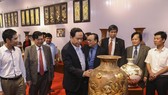 Chủ tịch Ủy ban Trung ương MTTQ Việt Nam thăm làng gốm Bát Tràng