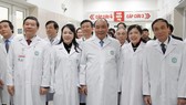 Thủ tướng chụp ảnh lưu niệm với các thầy thuốc