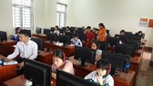 Học sinh dự thi giải Toán, Lý qua mạng