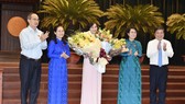 Các đồng chí lãnh đạo TPHCM chúc mừng tân Phó Chủ tịch HĐND TPHCM Phan Thị Thắng. Ảnh: VIỆT DŨNG