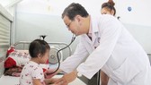 A medical worker is examining a tuberculosis kid in Pham Ngoc Thach hopital (Photo: SGGP)