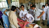 The Lam Dong General Hospital gathered all its human resources to give emergency aid to accident victims. (Photo by Doan Kien)