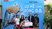 The organising board awards the ticket to Nguyễn Lê Thanh Sơn (middle) (Photo cand.com.vn)