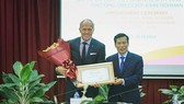 Minister of Culture, Sports, and Tourism Nguyen Ngoc Thien (R) presents the appointment decision to Australian professional golfer Greg Norman (Photo: VNA)
