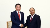 Prime Minister Nguyen Xuan Phuc (R) and Chairman of the SK Group Chey Tae-won (Source: VNA)