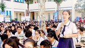 Students of Vo Thi Sau High School are asking questions in the career consultation fair