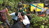 Police officers, locals and rescue workers join the rescue effort to take victims to hospital in the central city of Da Nang (Photo: SGGP)