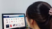 Online traders have to be independent from social networks. Photo by Thu Huong
