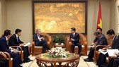 Deputy Prime Minister Vu Duc Dam received Mr. Ralph Haupter, President of Microsoft Asia. Photo by VOV
