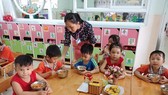 Preschoolers are eatign their lunch (Photo: SGGP)