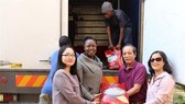The Vietnamese Embassy, the Vietnam News Agency (VNA)’s bureau and the Vietnamese Women’s Association in South Africa on April 30 handed over relief aid to the Zimbabwe Embassy in support of Zimbabwe people who were hit by Cyclone Idai last March. (Photo: