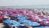 Tourists crowd a beach in Vung Tau city (Illustrative photo: SGGP)