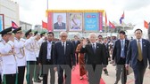 Vietnam's Party General Secretary Nguyen Phu Trong (R) at Pochentong Airport in Phnom Penh (Photo: VNA)