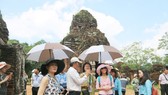 Ladies learn about architectural and sculptural values of the My Son Cultural Heritage