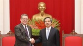 Politburo member and Head of the Party Central Committee’s Economic Commission Nguyen Van Binh (R) and Karl Ehlers, Assistant US Trade Representative for the Office of Southeast Asia and the Pacific