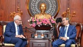 Secretary of the Ho Chi Minh City Party Committee Nguyen Thien Nhan talks with Mr. Philppe Houerou, the General Director of International Finance Corporation (Photo: Viet Dung)
