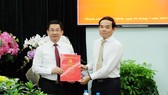 Đồng chí Trần Lưu Quang, Phó Bí thư Thường trực Thành ủy TPHCM trao quyết định tiếp nhận và bổ nhiệm cho đồng chí Dương Ngọc Hải. Ảnh: THU HƯỜNG